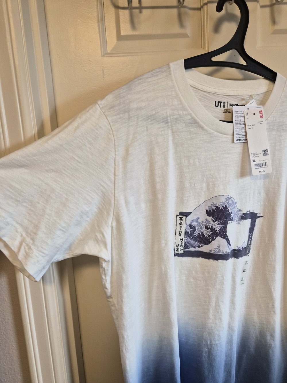 UNIQLO Men's White T-Shirt with Blue Wave Graphic and Dip-Dye